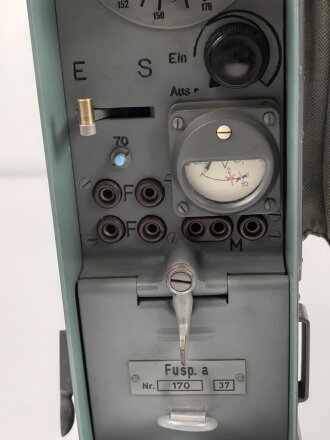 Funksprechgerät a " Fusp. a" Wehrmacht, datiert 1937. Gerät Nummer 37 von 200 gebauten. Extrem seltenes Stück, das Gesamte Gehäuse samt Antenne ist ein sehr guter, neuzeitlicher Nachbau.