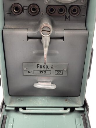 Funksprechgerät a " Fusp. a" Wehrmacht, datiert 1937. Gerät Nummer 37 von 200 gebauten. Extrem seltenes Stück, das Gesamte Gehäuse samt Antenne ist ein sehr guter, neuzeitlicher Nachbau.