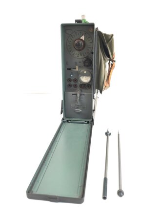 Funksprechgerät a " Fusp. a" Wehrmacht, datiert 1937. Gerät Nummer 37 von 200 gebauten. Extrem seltenes Stück, das Gesamte Gehäuse samt Antenne ist ein sehr guter, neuzeitlicher Nachbau.