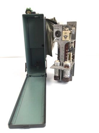 Funksprechgerät a " Fusp. a" Wehrmacht, datiert 1937. Gerät Nummer 37 von 200 gebauten. Extrem seltenes Stück, das Gesamte Gehäuse samt Antenne ist ein sehr guter, neuzeitlicher Nachbau.