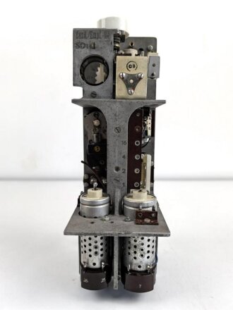 Funksprechgerät a " Fusp. a" Wehrmacht, datiert 1937. Gerät Nummer 37 von 200 gebauten. Extrem seltenes Stück, das Gesamte Gehäuse samt Antenne ist ein sehr guter, neuzeitlicher Nachbau.