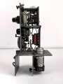 Funksprechgerät a " Fusp. a" Wehrmacht, datiert 1937. Gerät Nummer 37 von 200 gebauten. Extrem seltenes Stück, das Gesamte Gehäuse samt Antenne ist ein sehr guter, neuzeitlicher Nachbau.