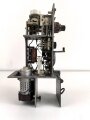 Funksprechgerät a " Fusp. a" Wehrmacht, datiert 1937. Gerät Nummer 37 von 200 gebauten. Extrem seltenes Stück, das Gesamte Gehäuse samt Antenne ist ein sehr guter, neuzeitlicher Nachbau.