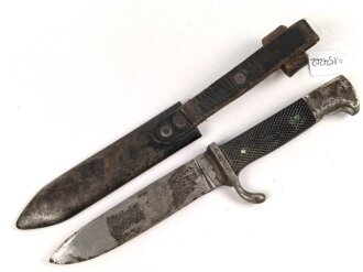 Fahrtenmesser für Angehörige der Hitler Jugend. Stark getragenes Stück mit Devise, Hersteller Hartkopf & Co. Solingen.  Ungereinigt, die Raute nach dem Krieg entfernt und durch ein Stück Kunststoff ersetzt.