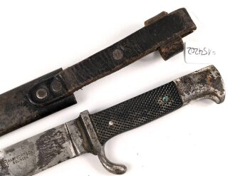 Fahrtenmesser für Angehörige der Hitler Jugend. Stark getragenes Stück mit Devise, Hersteller Hartkopf & Co. Solingen.  Ungereinigt, die Raute nach dem Krieg entfernt und durch ein Stück Kunststoff ersetzt.
