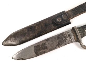 Fahrtenmesser für Angehörige der Hitler Jugend. Stark getragenes Stück mit Devise, Hersteller Hartkopf & Co. Solingen.  Ungereinigt, die Raute nach dem Krieg entfernt und durch ein Stück Kunststoff ersetzt.