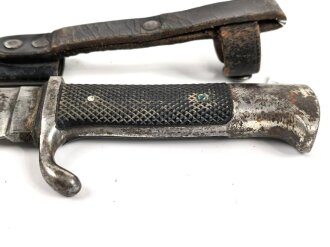 Fahrtenmesser für Angehörige der Hitler Jugend. Stark getragenes Stück mit Devise, Hersteller Hartkopf & Co. Solingen.  Ungereinigt, die Raute nach dem Krieg entfernt und durch ein Stück Kunststoff ersetzt.