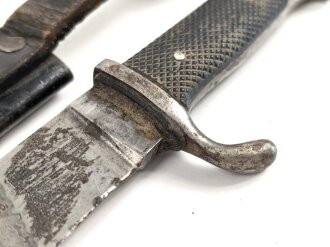 Fahrtenmesser für Angehörige der Hitler Jugend. Stark getragenes Stück mit Devise, Hersteller Hartkopf & Co. Solingen.  Ungereinigt, die Raute nach dem Krieg entfernt und durch ein Stück Kunststoff ersetzt.