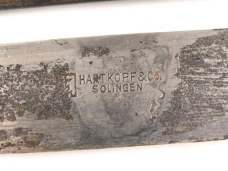 Fahrtenmesser für Angehörige der Hitler Jugend. Stark getragenes Stück mit Devise, Hersteller Hartkopf & Co. Solingen.  Ungereinigt, die Raute nach dem Krieg entfernt und durch ein Stück Kunststoff ersetzt.