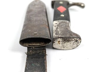 Fahrtenmesser für Angehörige der Hitler Jugend. Stark getragenes Stück mit Devise, Hersteller Hartkopf & Co. Solingen.  Ungereinigt, die Raute nach dem Krieg entfernt und durch ein Stück Kunststoff ersetzt.