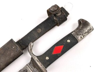 Fahrtenmesser für Angehörige der Hitler Jugend. Stark getragenes Stück mit Devise, Hersteller Hartkopf & Co. Solingen.  Ungereinigt, die Raute nach dem Krieg entfernt und durch ein Stück Kunststoff ersetzt.