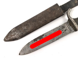 Fahrtenmesser für Angehörige der Hitler Jugend. Stark getragenes Stück mit Devise, Hersteller Hartkopf & Co. Solingen.  Ungereinigt, die Raute nach dem Krieg entfernt und durch ein Stück Kunststoff ersetzt.