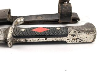 Fahrtenmesser für Angehörige der Hitler Jugend. Stark getragenes Stück mit Devise, Hersteller Hartkopf & Co. Solingen.  Ungereinigt, die Raute nach dem Krieg entfernt und durch ein Stück Kunststoff ersetzt.