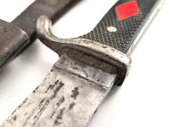 Fahrtenmesser für Angehörige der Hitler Jugend. Stark getragenes Stück mit Devise, Hersteller Hartkopf & Co. Solingen.  Ungereinigt, die Raute nach dem Krieg entfernt und durch ein Stück Kunststoff ersetzt.