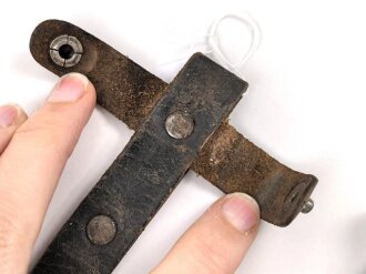 Fahrtenmesser für Angehörige der Hitler Jugend. Stark getragenes Stück mit Devise, Hersteller Hartkopf & Co. Solingen.  Ungereinigt, die Raute nach dem Krieg entfernt und durch ein Stück Kunststoff ersetzt.