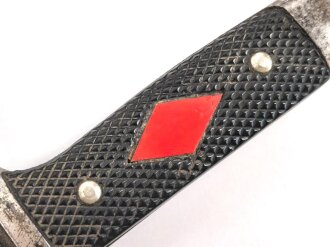 Fahrtenmesser für Angehörige der Hitler Jugend. Stark getragenes Stück mit Devise, Hersteller Hartkopf & Co. Solingen.  Ungereinigt, die Raute nach dem Krieg entfernt und durch ein Stück Kunststoff ersetzt.