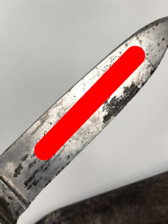 Fahrtenmesser für Angehörige der Hitler Jugend. Stark getragenes Stück mit Devise, Hersteller Hartkopf & Co. Solingen.  Ungereinigt, die Raute nach dem Krieg entfernt und durch ein Stück Kunststoff ersetzt.