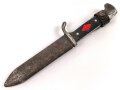 Fahrtenmesser für Angehörige der Hitler Jugend. Stark getragenes Stück mit Devise, Hersteller Hartkopf & Co. Solingen.  Ungereinigt, die Raute nach dem Krieg entfernt und durch ein Stück Kunststoff ersetzt.