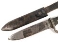 Fahrtenmesser für Angehörige der Hitler Jugend. Stark getragenes Stück mit Devise, Hersteller Hartkopf & Co. Solingen.  Ungereinigt, die Raute nach dem Krieg entfernt und durch ein Stück Kunststoff ersetzt.