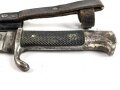 Fahrtenmesser für Angehörige der Hitler Jugend. Stark getragenes Stück mit Devise, Hersteller Hartkopf & Co. Solingen.  Ungereinigt, die Raute nach dem Krieg entfernt und durch ein Stück Kunststoff ersetzt.