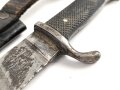 Fahrtenmesser für Angehörige der Hitler Jugend. Stark getragenes Stück mit Devise, Hersteller Hartkopf & Co. Solingen.  Ungereinigt, die Raute nach dem Krieg entfernt und durch ein Stück Kunststoff ersetzt.
