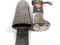Fahrtenmesser für Angehörige der Hitler Jugend. Stark getragenes Stück mit Devise, Hersteller Hartkopf & Co. Solingen.  Ungereinigt, die Raute nach dem Krieg entfernt und durch ein Stück Kunststoff ersetzt.
