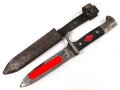 Fahrtenmesser für Angehörige der Hitler Jugend. Stark getragenes Stück mit Devise, Hersteller Hartkopf & Co. Solingen.  Ungereinigt, die Raute nach dem Krieg entfernt und durch ein Stück Kunststoff ersetzt.