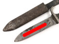 Fahrtenmesser für Angehörige der Hitler Jugend. Stark getragenes Stück mit Devise, Hersteller Hartkopf & Co. Solingen.  Ungereinigt, die Raute nach dem Krieg entfernt und durch ein Stück Kunststoff ersetzt.