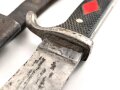 Fahrtenmesser für Angehörige der Hitler Jugend. Stark getragenes Stück mit Devise, Hersteller Hartkopf & Co. Solingen.  Ungereinigt, die Raute nach dem Krieg entfernt und durch ein Stück Kunststoff ersetzt.