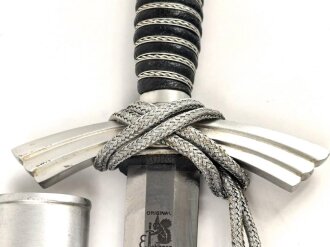 Borddolch Luftwaffe. Aluminiumausführung, die Sonnenräder vergoldet. Originale Griff und Scheidenbelederung, die Klinge von Eickhorn Solingen leicht fleckig, sonst sehr guter Zustand