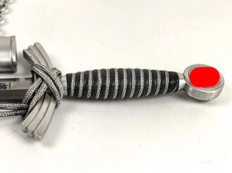 Borddolch Luftwaffe. Aluminiumausführung, die Sonnenräder vergoldet. Originale Griff und Scheidenbelederung, die Klinge von Eickhorn Solingen leicht fleckig, sonst sehr guter Zustand