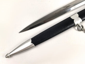 Borddolch Luftwaffe. Aluminiumausführung, die Sonnenräder vergoldet. Originale Griff und Scheidenbelederung, die Klinge von Eickhorn Solingen leicht fleckig, sonst sehr guter Zustand
