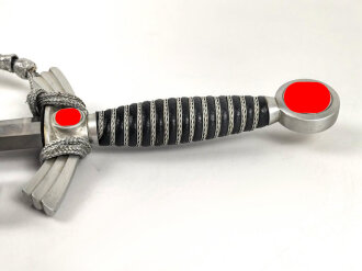 Borddolch Luftwaffe. Aluminiumausführung, die Sonnenräder vergoldet. Originale Griff und Scheidenbelederung, die Klinge von Eickhorn Solingen leicht fleckig, sonst sehr guter Zustand