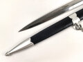 Borddolch Luftwaffe. Aluminiumausführung, die Sonnenräder vergoldet. Originale Griff und Scheidenbelederung, die Klinge von Eickhorn Solingen leicht fleckig, sonst sehr guter Zustand