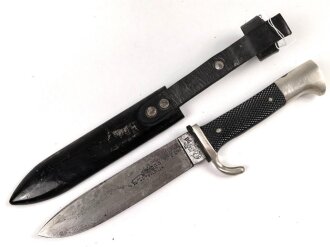 Fahrtenmesser für Angehörige der Hitler Jugend.  Getragenes Stück mit Devise, Doppelhersteller Tiger Solingen . Griffraute wackelt leicht, Scheide Originallack