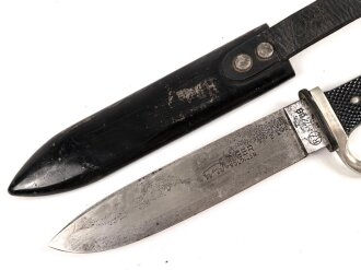 Fahrtenmesser für Angehörige der Hitler Jugend.  Getragenes Stück mit Devise, Doppelhersteller Tiger Solingen . Griffraute wackelt leicht, Scheide Originallack