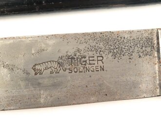 Fahrtenmesser für Angehörige der Hitler Jugend.  Getragenes Stück mit Devise, Doppelhersteller Tiger Solingen . Griffraute wackelt leicht, Scheide Originallack
