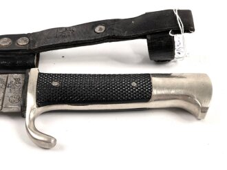 Fahrtenmesser für Angehörige der Hitler Jugend.  Getragenes Stück mit Devise, Doppelhersteller Tiger Solingen . Griffraute wackelt leicht, Scheide Originallack