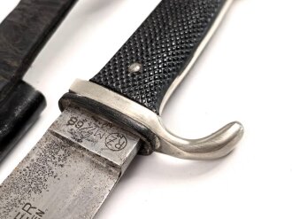 Fahrtenmesser für Angehörige der Hitler Jugend.  Getragenes Stück mit Devise, Doppelhersteller Tiger Solingen . Griffraute wackelt leicht, Scheide Originallack