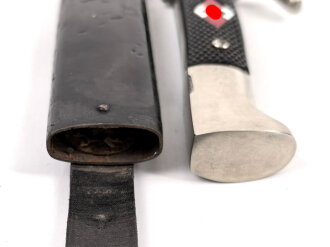 Fahrtenmesser für Angehörige der Hitler Jugend.  Getragenes Stück mit Devise, Doppelhersteller Tiger Solingen . Griffraute wackelt leicht, Scheide Originallack