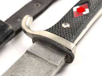Fahrtenmesser für Angehörige der Hitler Jugend.  Getragenes Stück mit Devise, Doppelhersteller Tiger Solingen . Griffraute wackelt leicht, Scheide Originallack