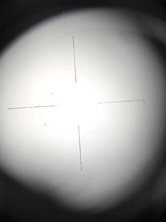 Flakfernrohr DF 10 x 80 Wehrmacht. Hersteller dkl. Klare Durchsicht, gängig, neuzeitlich überlackiertes Stück, zusätzliche Bohrungen angebracht
