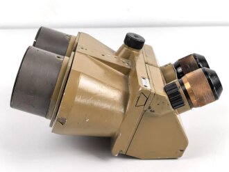 Flakfernrohr DF 10 x 80 Wehrmacht. Hersteller dkl. Klare Durchsicht, gängig, neuzeitlich überlackiertes Stück, zusätzliche Bohrungen angebracht