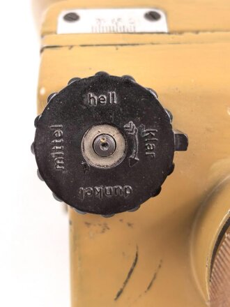 Flakfernrohr DF 10 x 80 Wehrmacht. Hersteller dkl. Klare Durchsicht, gängig, neuzeitlich überlackiertes Stück, zusätzliche Bohrungen angebracht