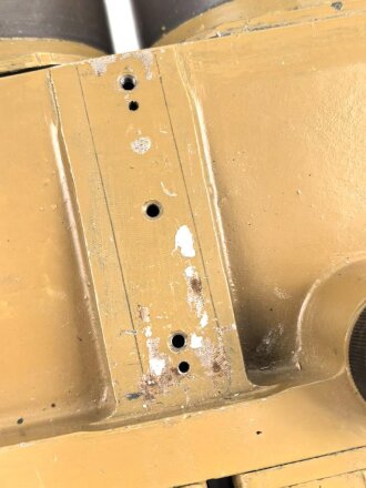 Flakfernrohr DF 10 x 80 Wehrmacht. Hersteller dkl. Klare Durchsicht, gängig, neuzeitlich überlackiertes Stück, zusätzliche Bohrungen angebracht
