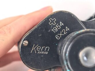 Schweiz, Doppelfernrohr 6 x 24 Armee Modell datiert 1954. Hersteller "Kern Aarau"  Glasklare Durchsicht, Strichplatte links deutlich.