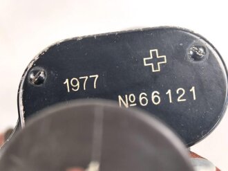 Schweiz, Doppelfernrohr 8 x 30 Armee Modell datiert 1977. Hersteller "Kern Aarau"  Glasklare Durchsicht, Strichplatte links deutlich. Im Kunststoffbehälter.