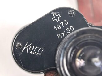 Schweiz, Doppelfernrohr 8 x 30 Armee Modell datiert 1973. Hersteller "Kern Aarau"  Glasklare Durchsicht, Strichplatte links deutlich.