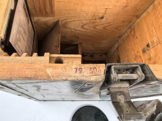 Bundeswehr, Handleuchte " Eisemann" mit Zubehör im Transportkasten. Funktion nicht geprüft, ungereinigt