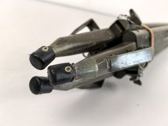 Gestell für optisches Gerät. Markiert " AST 1" Nicht ausgezogene Gesamthöhe 96cm, Zapfendurchmesser 17mm